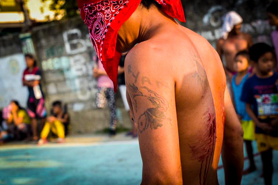 Filipinos participan en una sangrienta celebración de Viernes Santo donde se dan latigazos en sus espaldas y cargan la cruz por largos pasares para darle gracias a Dios.