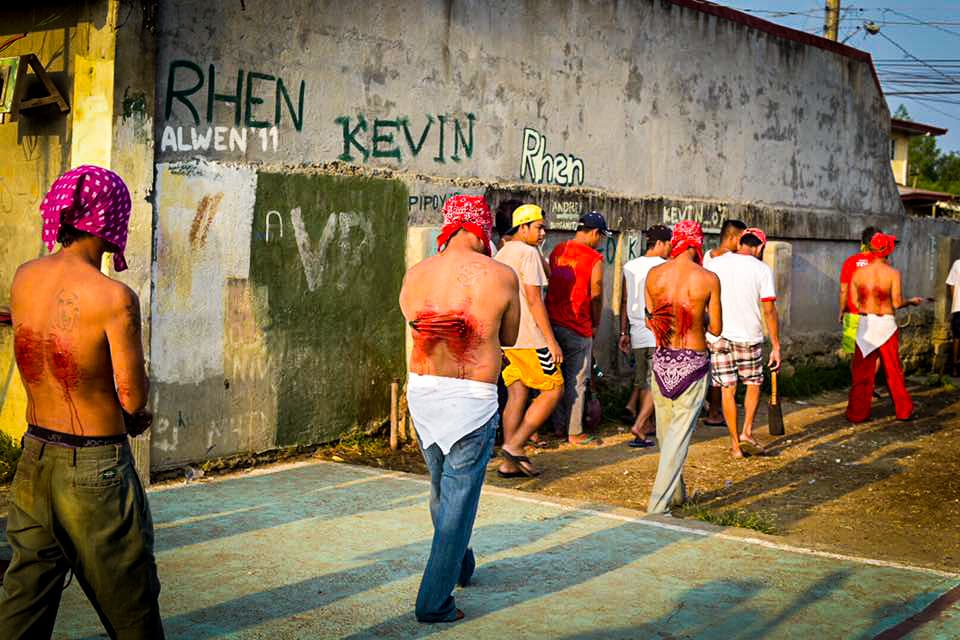 Filipinos participan en una sangrienta celebración de Viernes Santo donde se dan latigazos en sus espaldas y cargan la cruz por largos pasares para darle gracias a Dios.