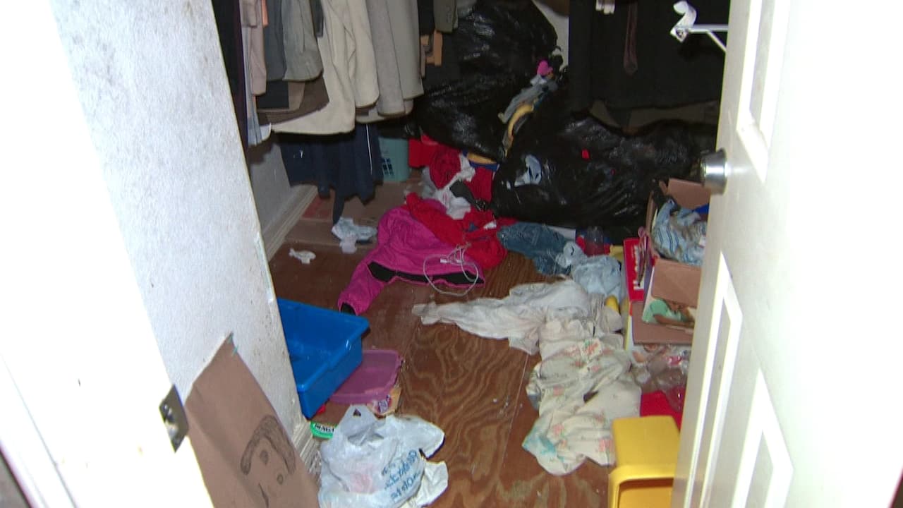 Los menores eran encerrados por largos periodos de tiempo en el clóset y con frecuencia se orinaban en la ropa. De hecho, el día que los investigadores los rescataron, uno de ellos que padece síndrome de Down tenía puesto un pañal sucio.