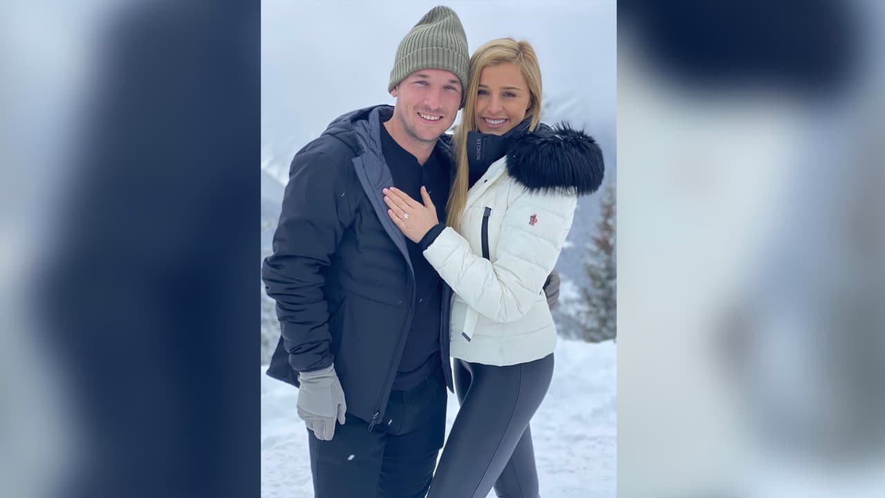 A pesar de que el jugador no ha dicho nada en sus redes sociales, se supo a través de la cuenta de Instagram de su hermana, Jessie Bregman, que la pareja se había comprometido.