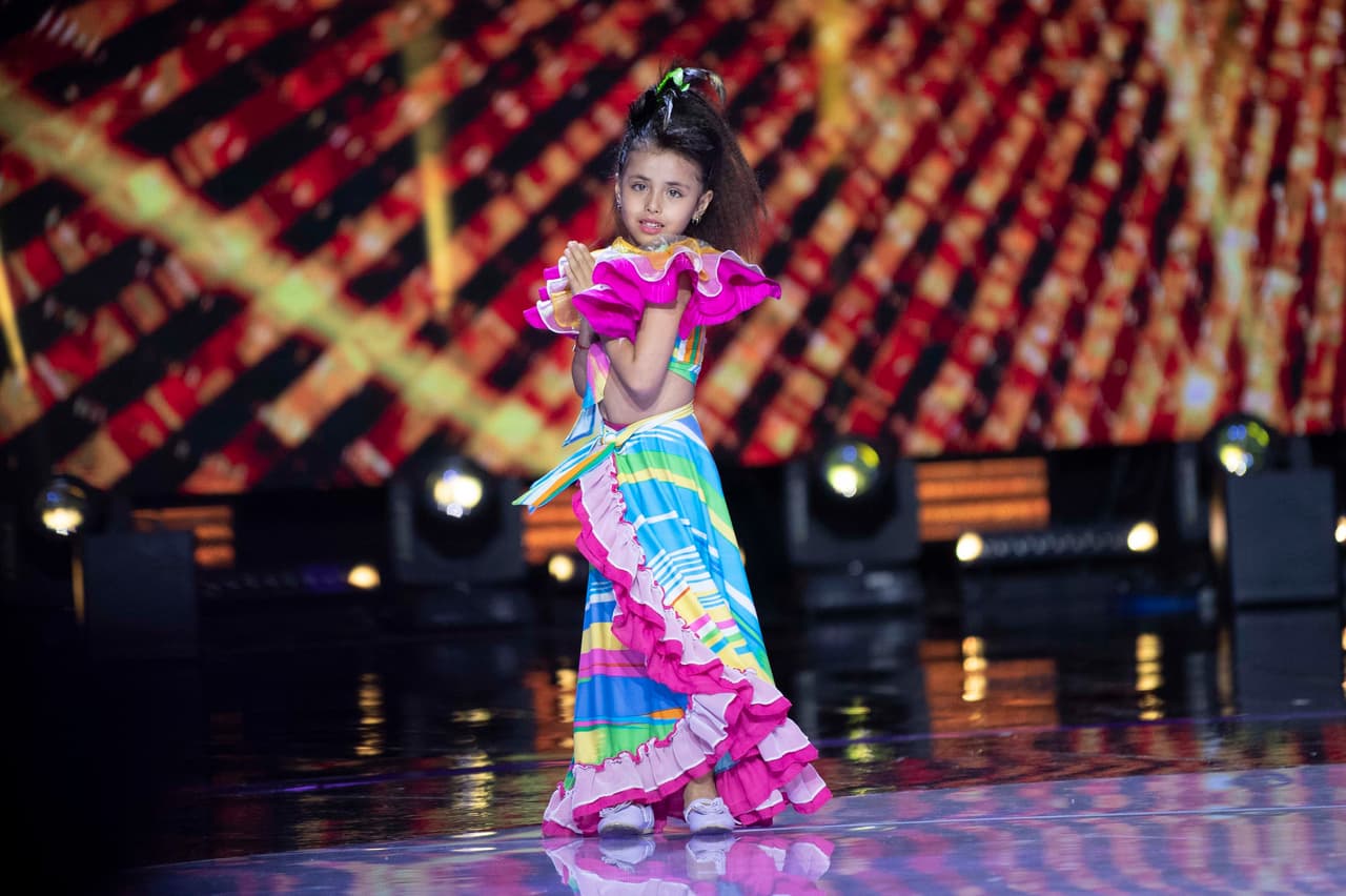 <b>Liani</b>, originaria de Guadalajara, Jalisco, 
<b><u><a href="https://www.univision.com/shows/mi-famoso-y-yo/la-primera-padrecita-liani-caso-a-alejandra-espinoza-y-adal-ramones-en-mi-famoso-y-yo-video" target="_blank">llegó al reality</a></u></b> con el sueño de tener una casa propia para ella y sus papás, pues actualmente en el lugar donde viven lo hacen 
<b><a href="https://www.univision.com/shows/mi-famoso-y-yo/liani-repartio-bendiciones-en-mi-famoso-y-yo-y-llevo-a-lambda-a-conocer-a-su-chulada-de-familia-video" target="_blank">junto a 18 familiares </a></b>