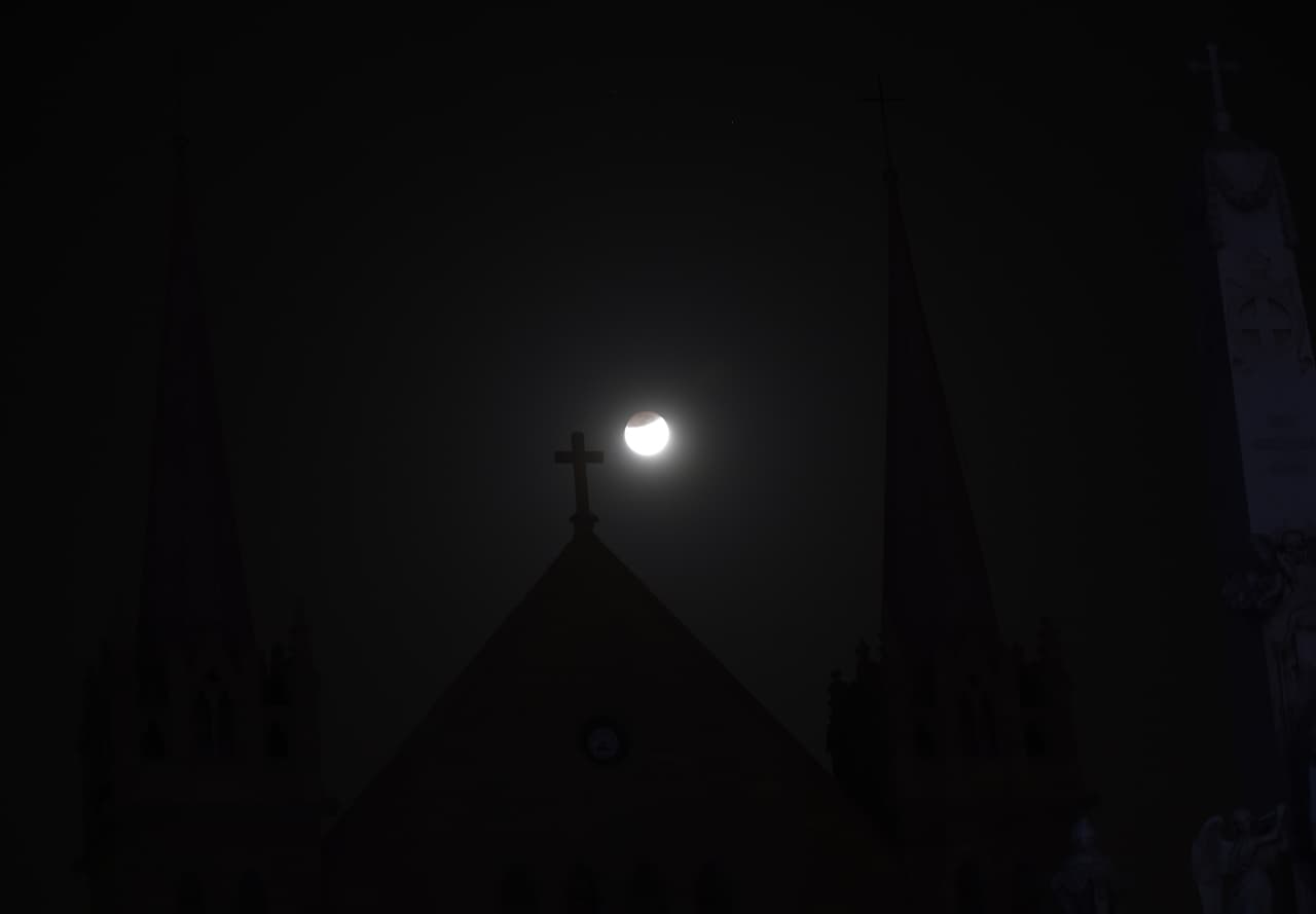 Aunque en nuestros tiempos, este evento que ocurre en el cielo es comprensible, predecible y admirable, en tiempos pasados este cambio dramático y vertiginoso en la Luna y su color generó profundos miedos y fue leído como un mal augurio.