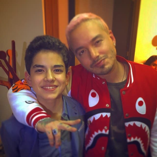 El jovencito ha aprovechado la fama de su madre para convivir y tomarse fotos con otros famosos, como el reguetonero J Balvin.