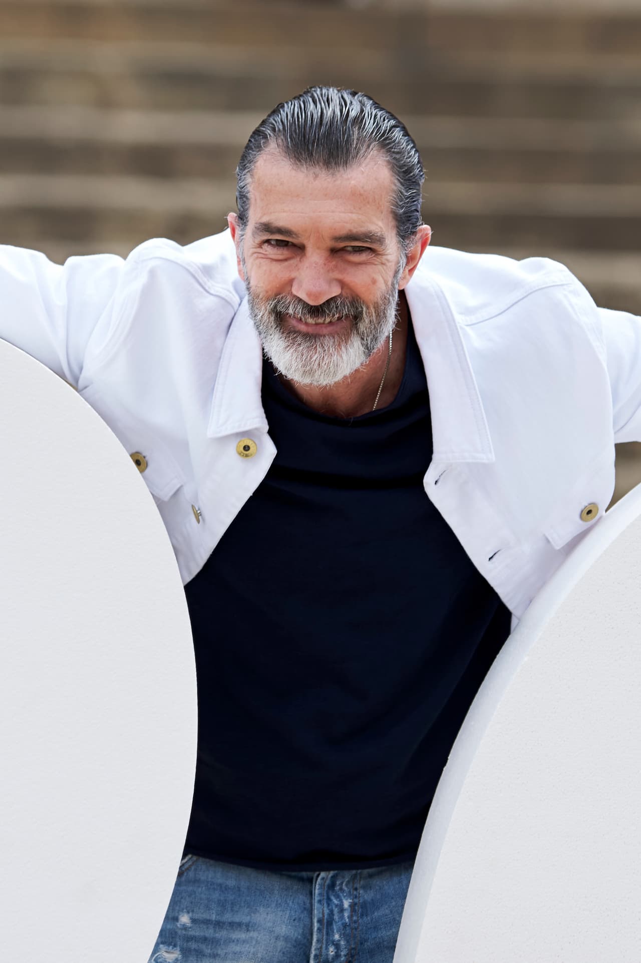 Antonio Banderas posa para la prensa antes de recibir el premio Biznaga de Oro Honorífica en el último día del Festival de Cine de Málaga, el sábado 25 de marzo.