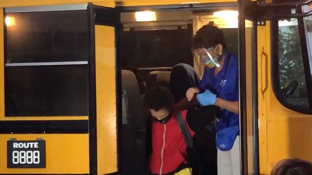 Los autobuses funcionarán a la mitad de su capacidad para mantener la distancia social. El servicio no estará disponible para todos los estudiantes debido a estas restricciones.