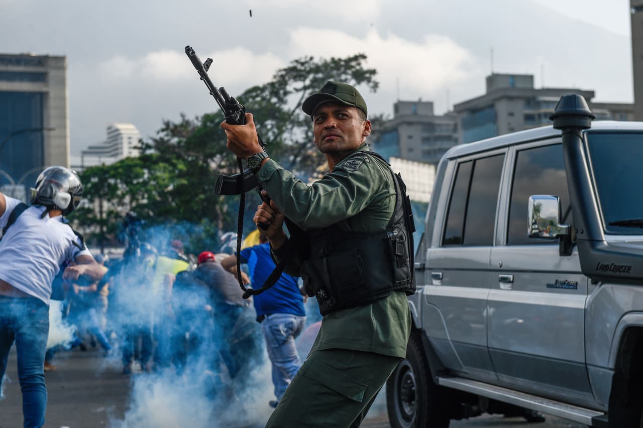 Un militar leal a Guaidó en medio de la refriega frente a La Carlota. "Saludamos adhesión de militares a la Constitución y al Presidente encargado de #Venezuela @jguaido. Es necesario el más pleno respaldo al proceso de transición democrática de forma pacífica. #OEAconVzla", indicó en un tuit el secretario general de la Organización de Estados Americanos (OEA), Luis Almagro.