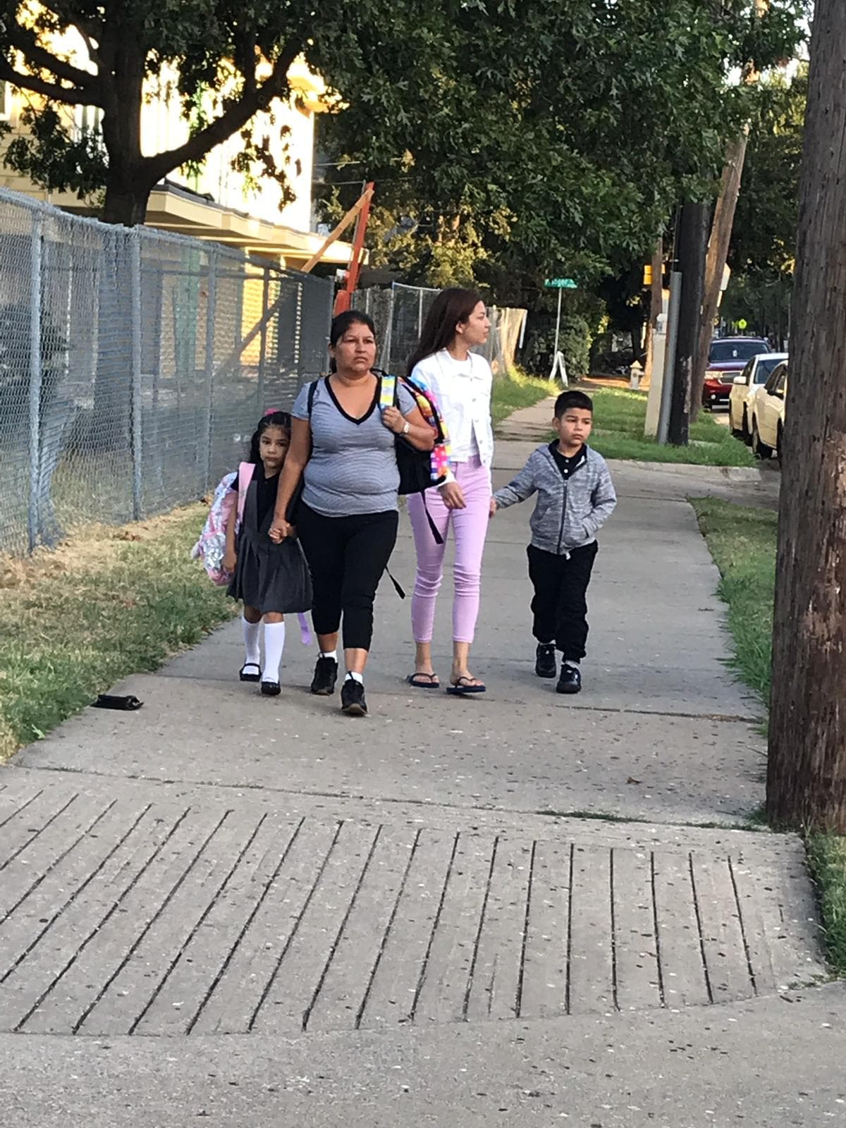 Nilños acompañados de sus padres ocupaban las aceras que circulan el plantel.