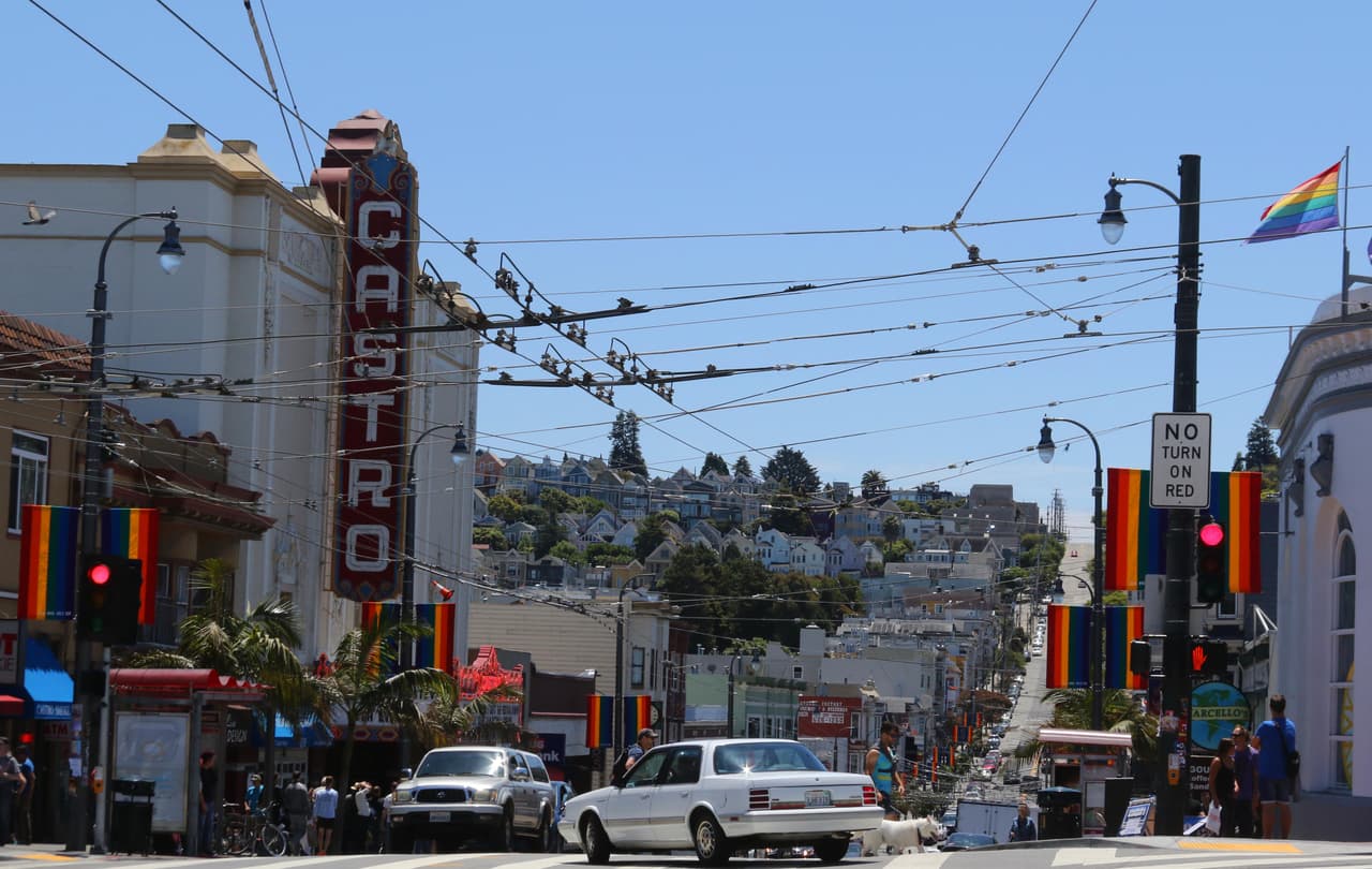 Una vista del Teatro Castro, sobre la avenida del mismo nombre.