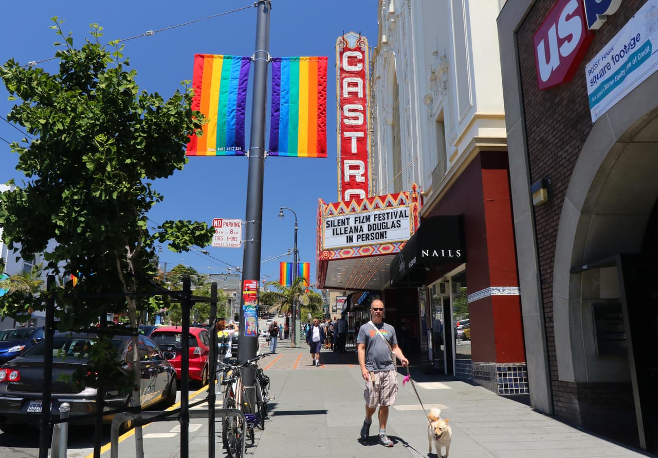 Las veredas, las fachadas y hasta el pavimento del barrio The Castro de San Francisco tienen los colores de la bandera LGBT.