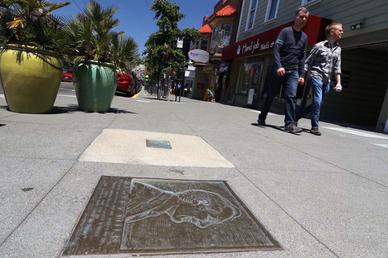 Parte de las cenizas de Milk fueron enterradas en el piso frente a la calle Castro 575 lugar en el que funcionó su local.