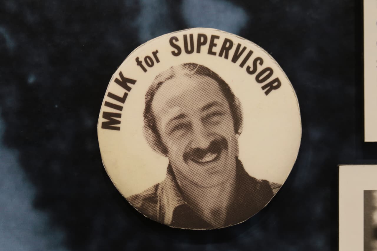 Harvey Milk fue el primer funcionario abiertamente gay electo para un cargo público en EEUU. Llegó a Castro en los '70 y abrió un pequeño local de fotografía que funcionó hasta su muerte en 1978, cuando fue asesinado en el City Hall de la ciudad, por Dan White, un adversario politico, que minutos antes había también asesinado al alcalde de de la ciudad, George Moscone.