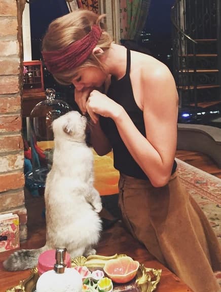 Además es súper amorosa con sus mascotas. ¡Mira nada más!