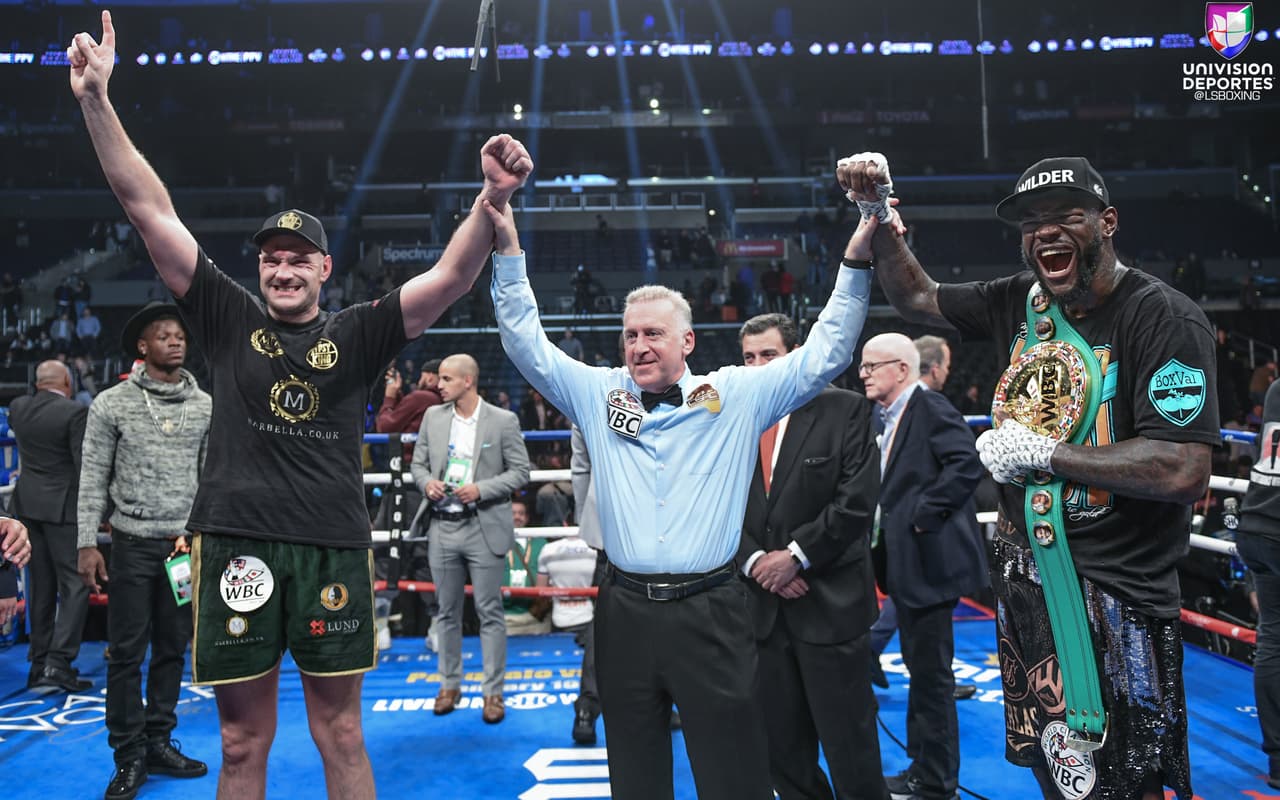 Tyson Fury y Deontay Wilder brindaron una pelea para la historia en el Staples Center de Los Ángeles. Wilder, monarca del CMB de peso completo, tiró en dos ocasiones al inglés, quien se levantó tras dominar la contienda con su elusivo boxeo. AL final, los jueces otorgaron un empate.