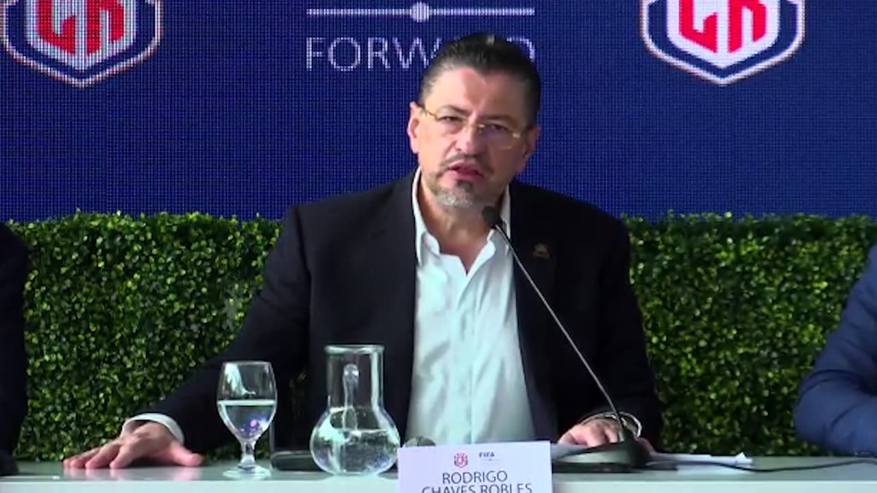 Presidente de Costa Rica alaba trabajo de FIFA por un futbol inclusivo
