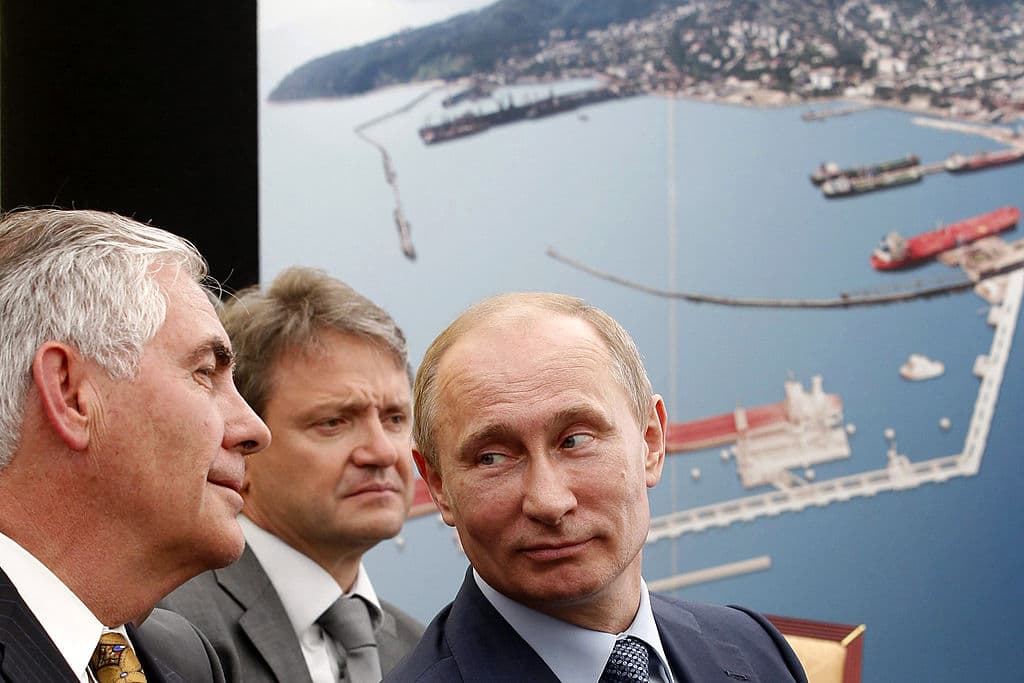 El CEO de ExxonMobil Rex Tillerson, izq., y el presidente de Rusia Vladimir Putin, der., en la ceremonia en que se firmó el acuerdo entre Rosneft, la petrolera estatal rusa, y ExxonMobil en el puerto de Tuapse en el Mar Negro, el 15 de junio de 2012.