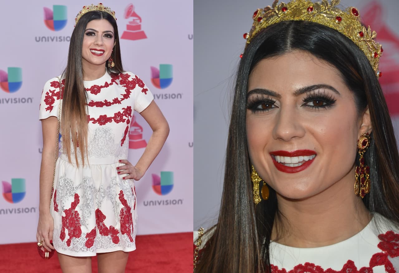 La corona de reina que llevó Camila Luna, combinó súper bien con el color de sus labios y los detalles en su vestido.
