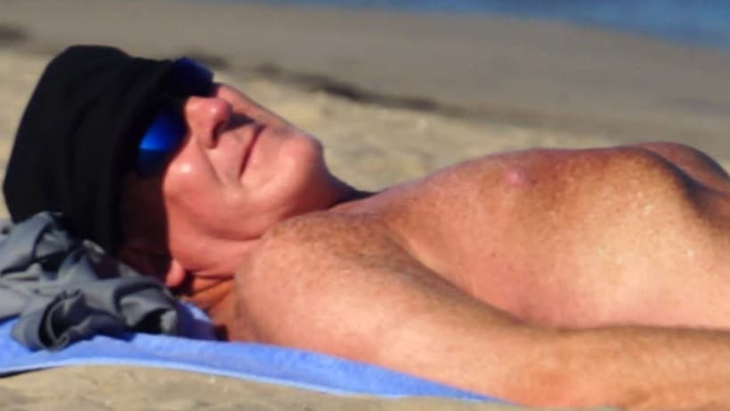 Un hombre enfrenta cargos por lucir un traje de baño plástico en una playa de Nueva Jersey