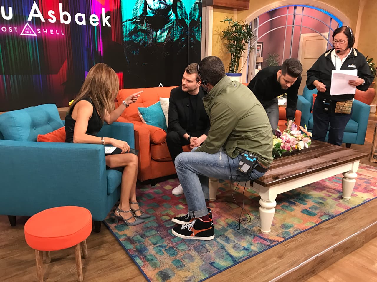 Los productores le explicaban al actor como sería su entrevista.