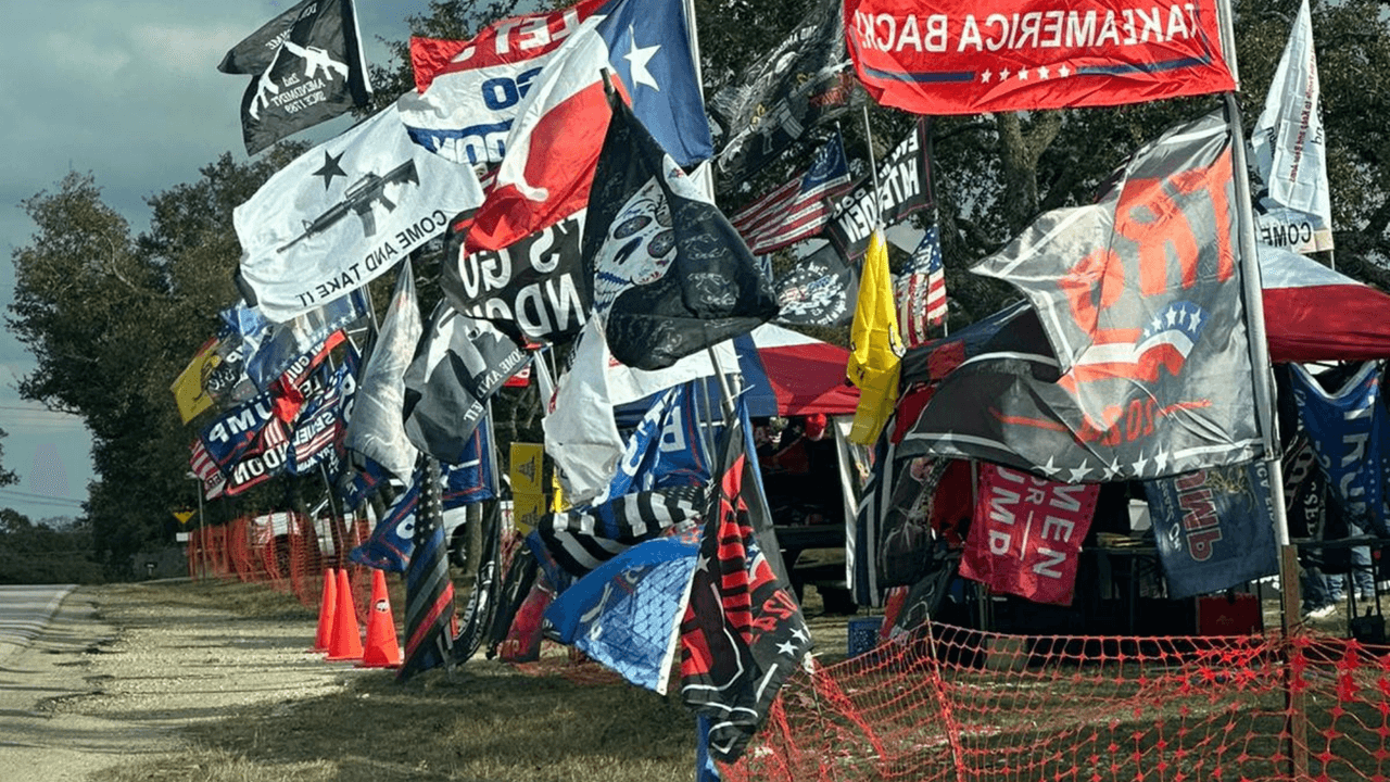 Estas son algunas de las banderas que miembros del grupo estaban mostrando.