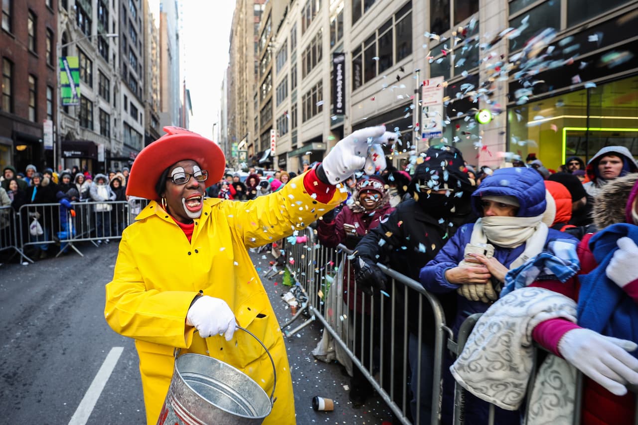 Los espectadores se resistieron a que el tiempo gélido estropeara su asistencia al desfile. Recurrieron a sacos de dormir y frazadas para ver su paso. Algunos payasos compartieron con el público.