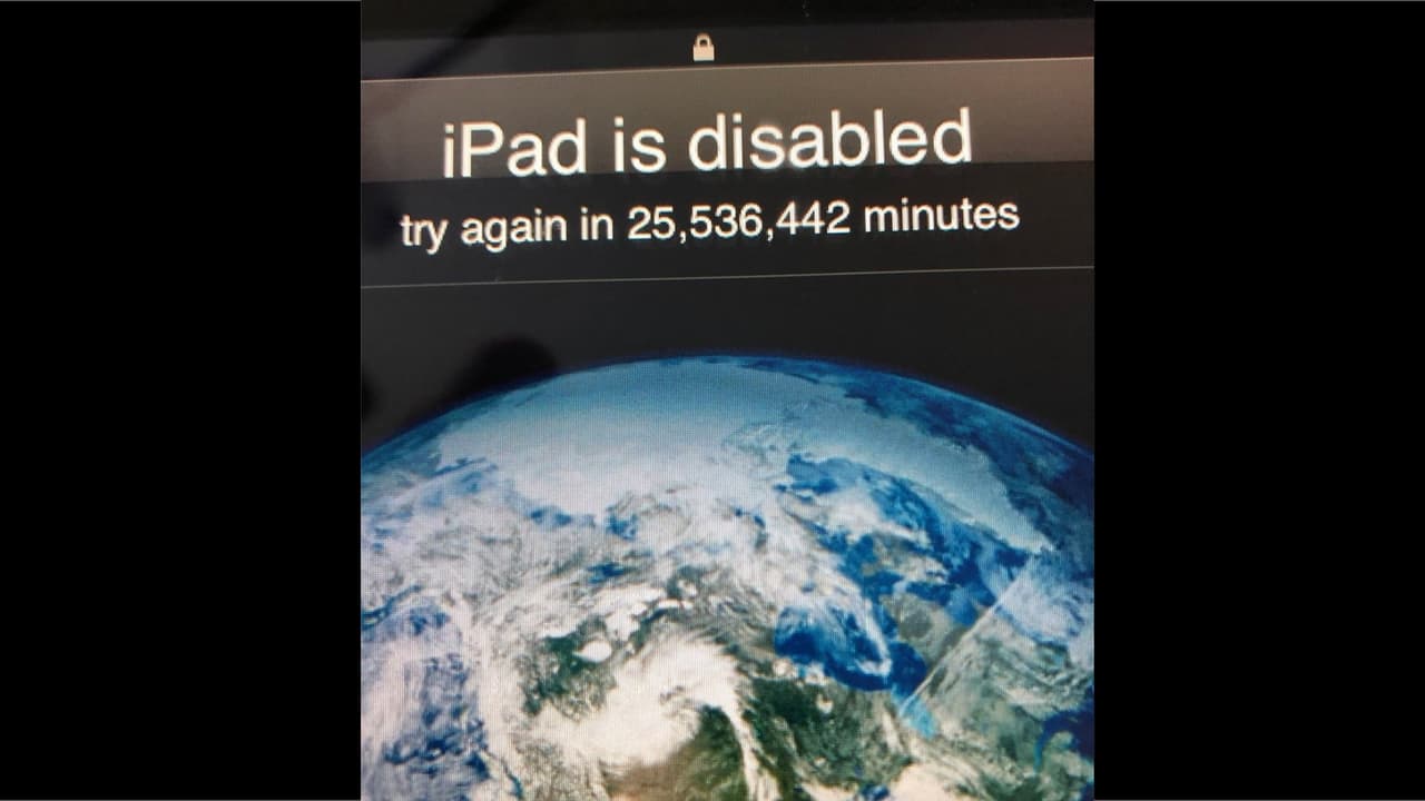 ¿Te imaginas que tu hijo te bloquee tu iPad... por casi 50 años? Te explicamos cómo desbloquearlo por si te llega a pasar