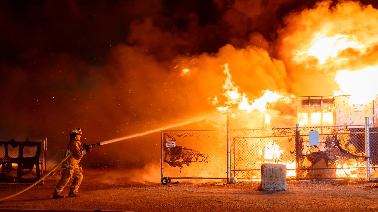 Incendio consume tienda AutoZone y provoca daños en comercios cercanos en Hollywood