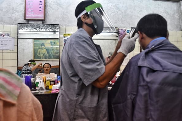 Barberías en Texas se desbordan de clientes el primer día de reapertura
