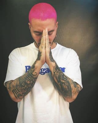 En uno de sus antebrazos se tatuó la palabra "Mi gente", título de la canción que grabó con Willy William y que suma más de 2,380,268,220 de vistas en Youtube.