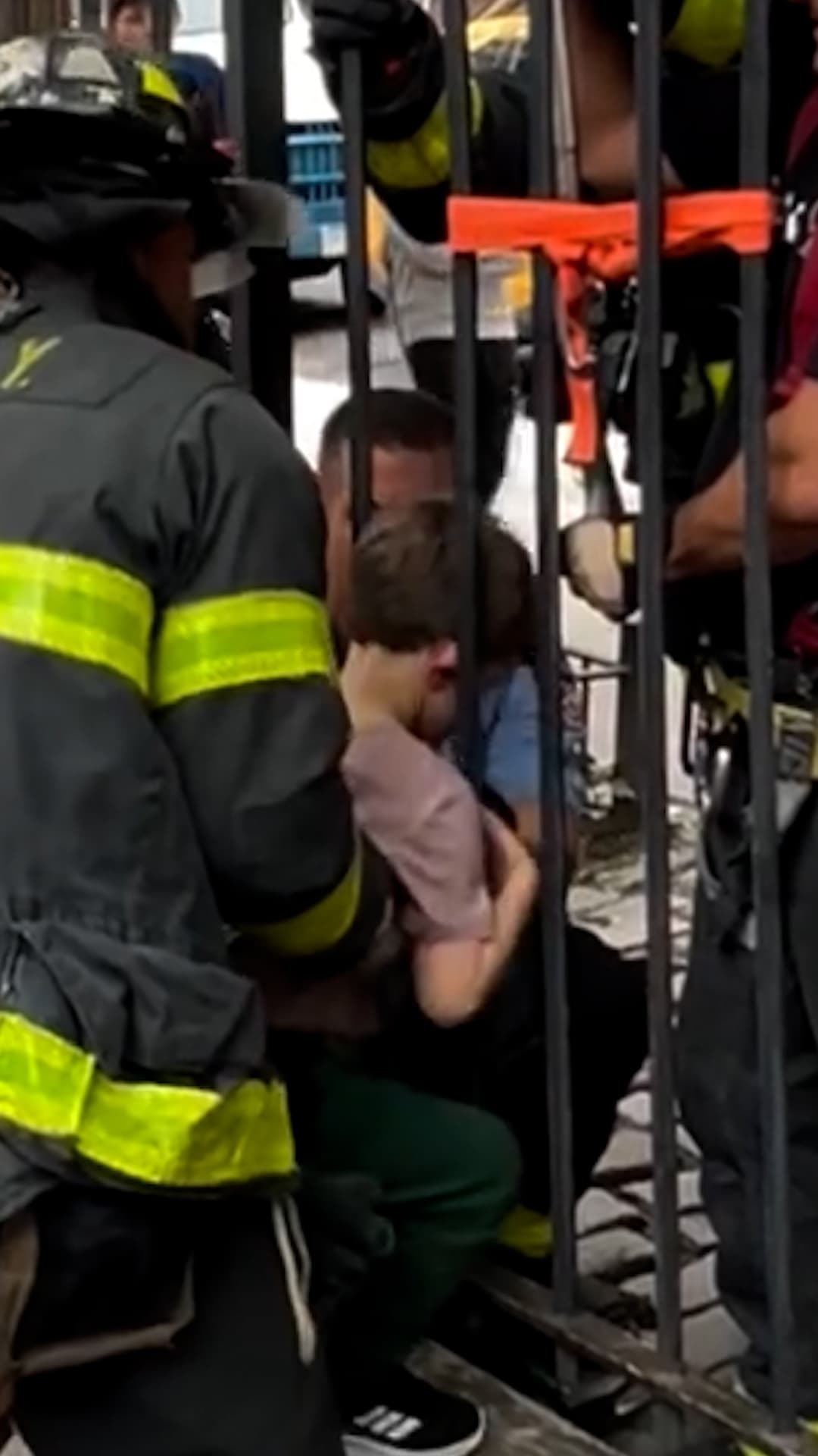 Niño queda atrapado entre los barrotes de una reja en Nueva York: Así fue el rescate