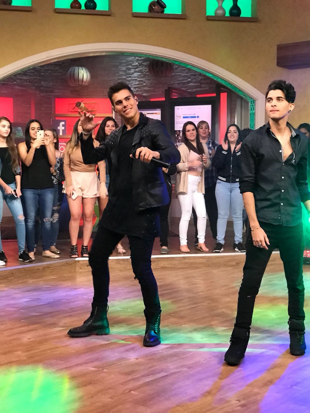 Qué mejor manera que agradecer a esas seguidoras que los han apoyado desde el inicio de su carrera.