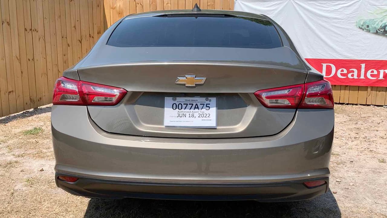 Quintero comentó que en el condado Harris tardan aproximadamente dos meses en entregar las placas de metal, después de que ellos como compañía sometieron un paquete de solicitudes.