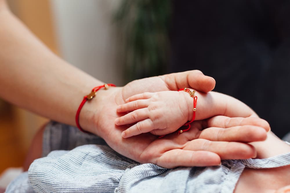 Debes colocarle una pulserita roja a un bebé para que nadie le pase mala vibra o energía.