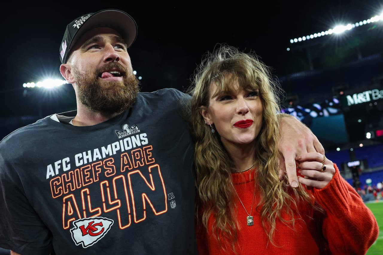 Travis Kelce y Taylor Swift se abrazan durante los festejos de los Kansas City Chiefs como campeones de la AFC.