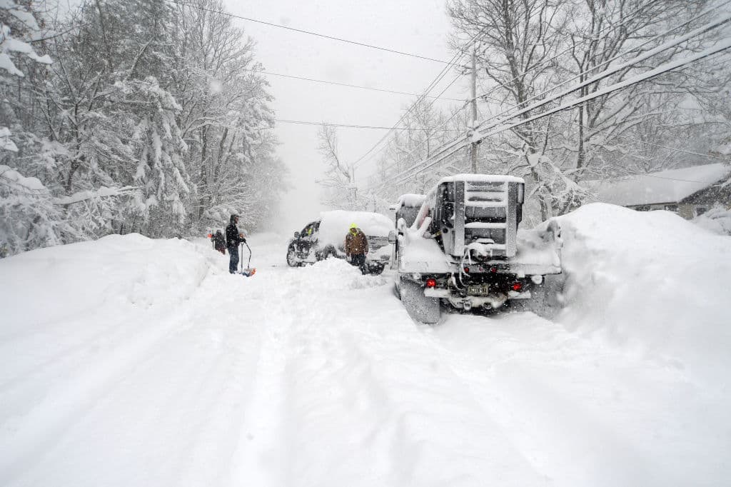 Esta banda de nieve por efecto lago está produciendo entre 2 y 4 pulgadas de nieve por hora en su parte más intensa, y es posible que incluso caigan truenos en esas áreas durante la jornada.