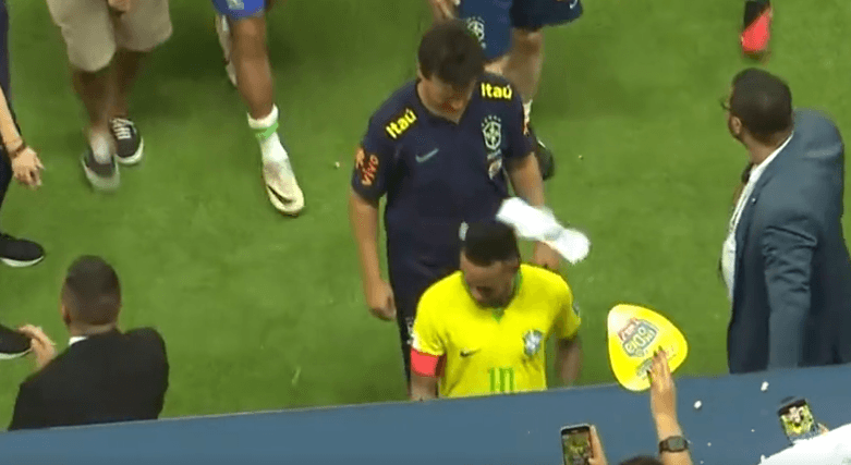 Agresión a Neymar al recibir impacto directo de un vaso 