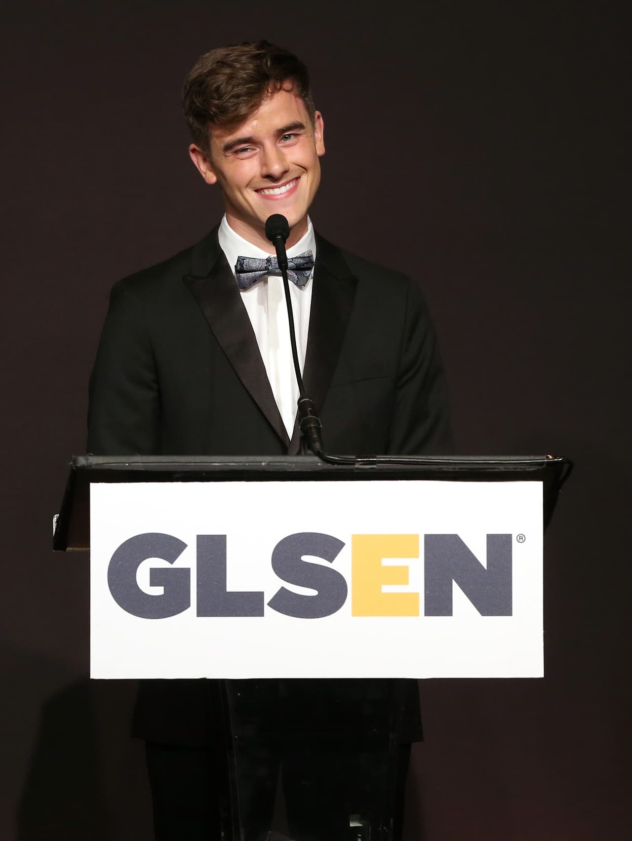 Connor Franta, otro joven honrado, recibió el premio #Gamechanger.