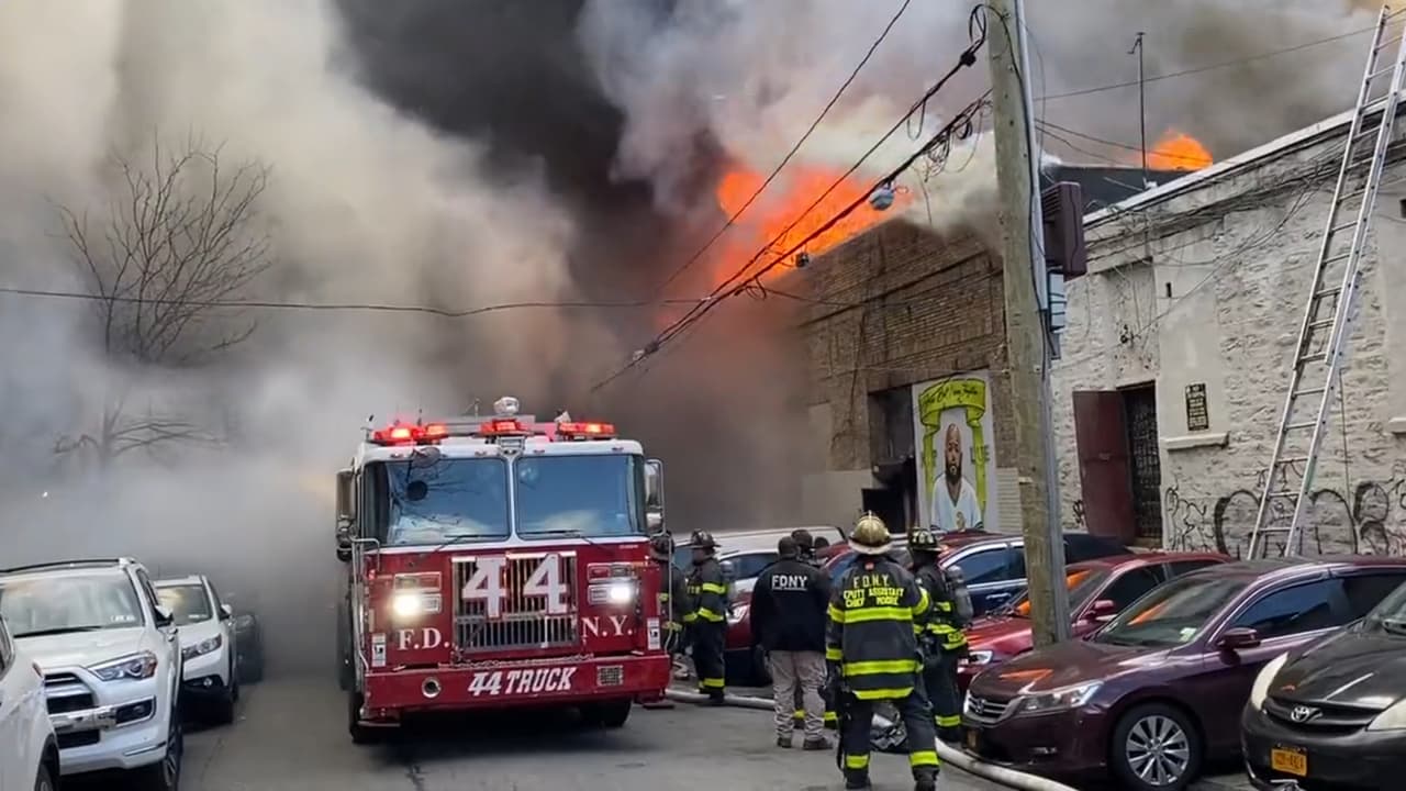 Incendio "devora" edificio comercial en el Bronx y deja 5 heridos