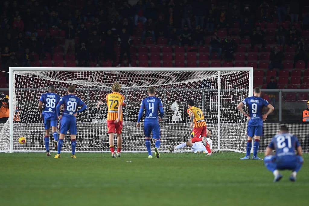 Gianluca Lapadula cierra la cuenta para el Lecce en una victoria importantísima.