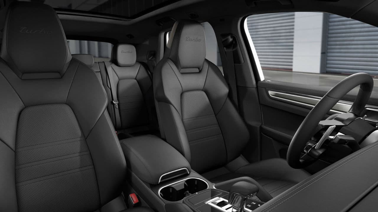 Desborda lujo en su interior con el uso de 
<b>materiales de alta calidad tales como piel, aluminio y plásticos suaves.</b> Una verdadera cabina para el descanso y la aventura.