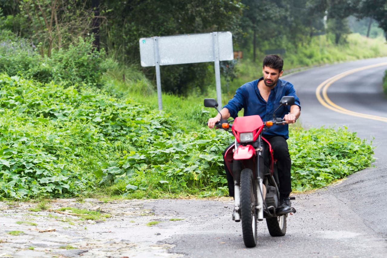 Hasta fue capaz de robarse una motocicleta para llegar cuanto antes.
