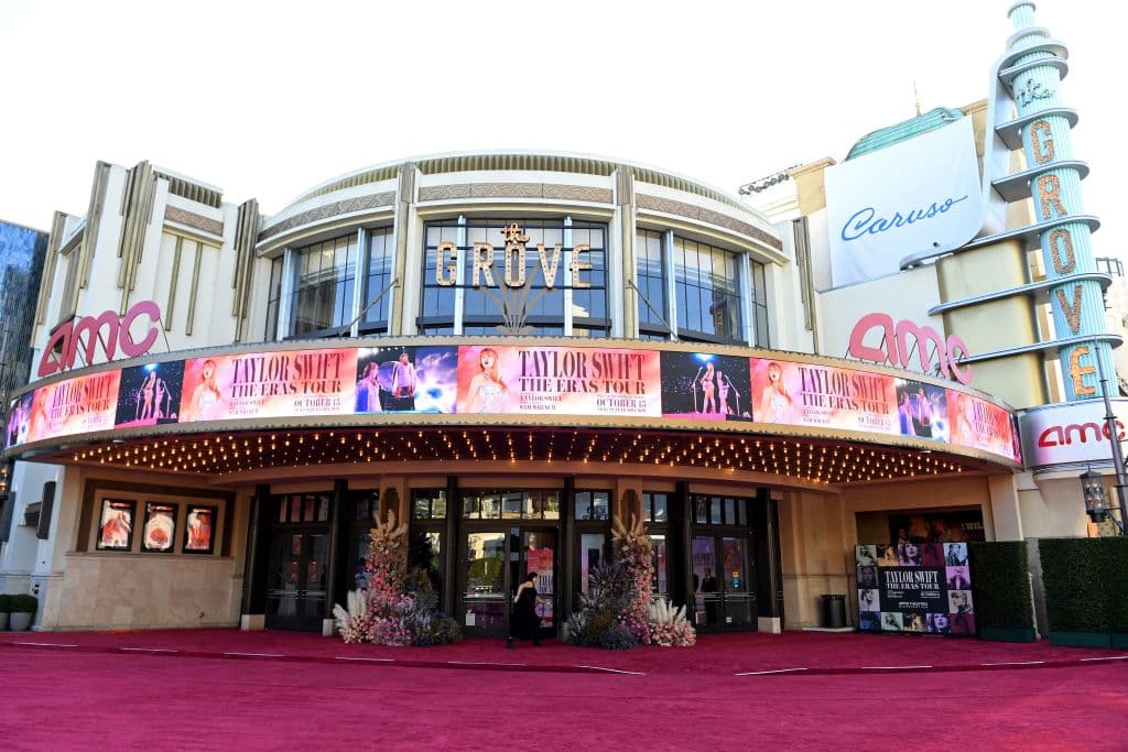 Las salas de cine AMC en The Grove no tienen capacidad para tanta gente, pero la zona fue preparada con alfombra roja incluida para el evento.