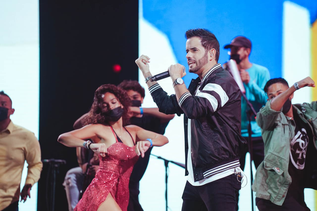 Manny Cruz, exparticipante de Tu Cara Me Suena, como pez en el agua en el género salsa.