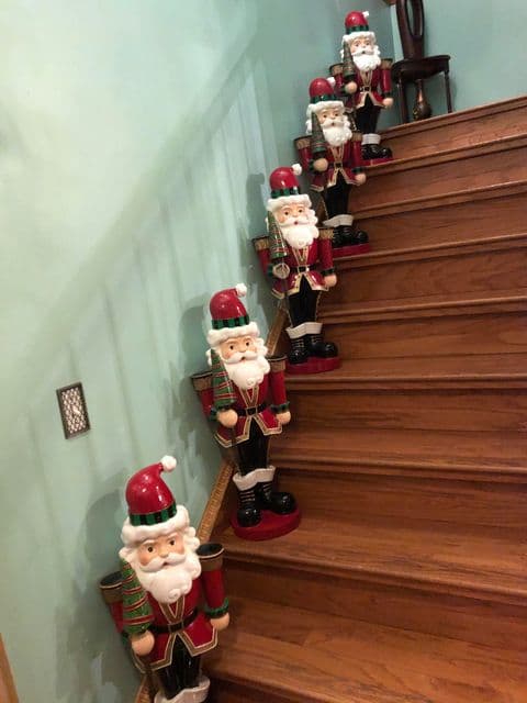 En cada paso, Papa Noel vigila que te portes bien.