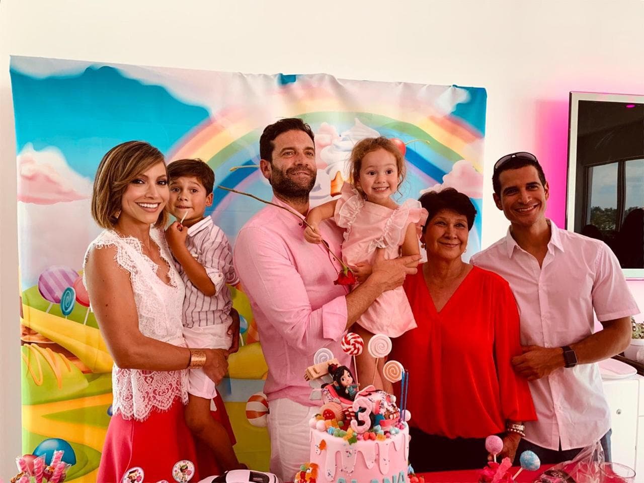 Familia y amigos también se dieron cita en el cumpleaños de Alana, y fueron ellos quienes hicieron más especial el día. La mamá de Satcha viajó desde Honduras para pasar agradables instantes con la cumpleañera.