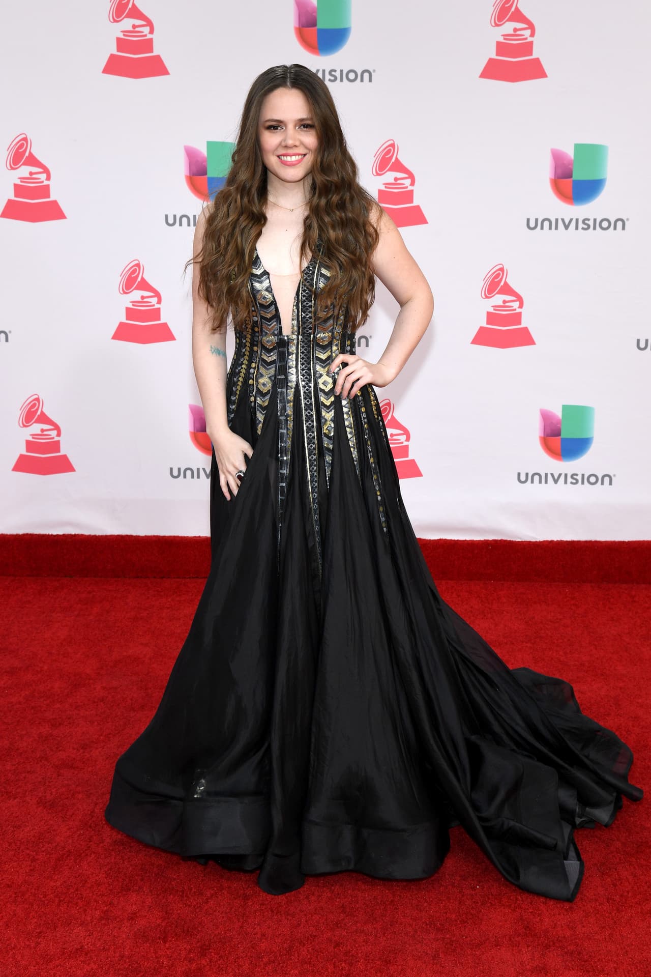 "No les deseo un feliz Día de los Enamorados o de la amistad", advirtió, "
<b><a href="https://www.univision.com/famosos/ahora-si-conocemos-el-rostro-completo-de-la-hija-de-joy-gracias-a-su-tio-jesse-que-esta-que-muere-de-amor-fotos" target="_blank">les deseo una vida llena de amor</a></b> y amor por ustedes mismos, les deseo plenitud y paz interna". 
<br>