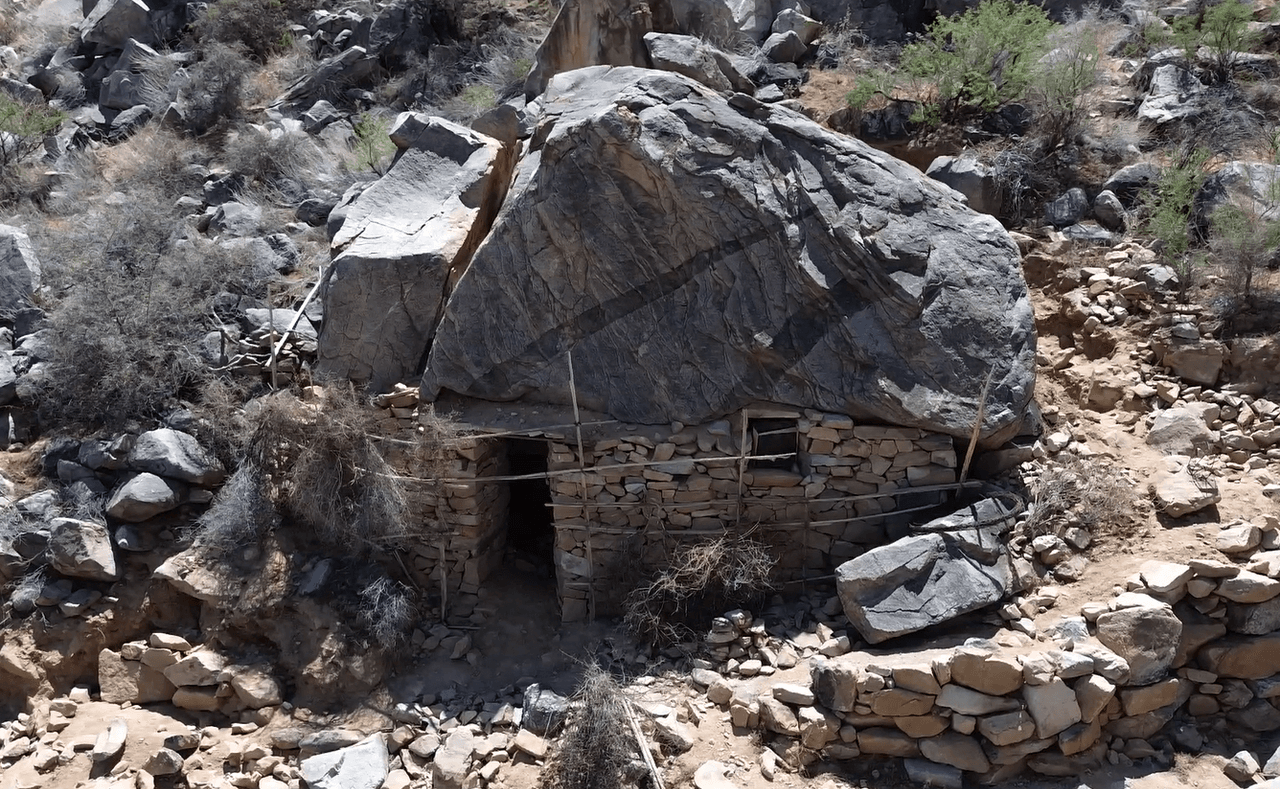 Se improvisaron una especie de 
<b>escaleras</b> para poder acceder, en medio de las 
<b>desafiantes condiciones climáticas propias del desierto</b>.