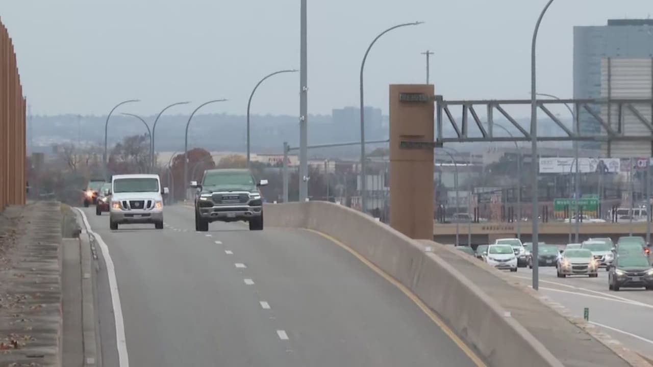 Un motociclista muerto y dos heridos deja un accidente en la I-635 en Dallas
