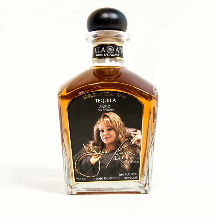 Era clásico verla beber en sus conciertos, por lo que lanzar su porpia marca de tequila sonaba como algo muy representativo de 'La Mariposa de Barrio'.