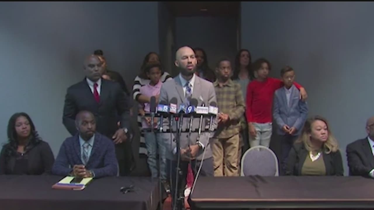 Empleados de un Buffalo Wild Wings en Naperville despedidos después de que una familia fue víctima incidente racista 