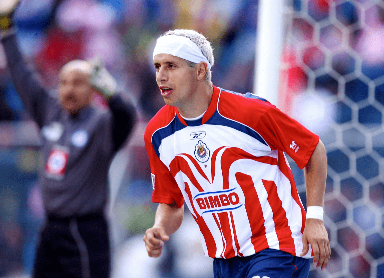 En el 2004, Adolfo ‘Bofo’ Bautista tuvo un partido muy peculiar, pues marcó doblete, un autogol y, por si fuera poco, fue expulsado. Tigres se llevó el encuentro 4-2.